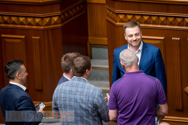 Шмигаль доповідає в напівпорожньому залі, Тищенко погрожує пальцем Арахамії, Васильєв і Ананченко ділять 6,7 млн, - день роботи Ради 16 липня 02 Шмигаль доповідає в напівпорожньому залі, Тищенко погрожує пальцем Арахамії, Васильєв і Ананченко ділять 6,7 млн, - день роботи Ради 16 липня 02