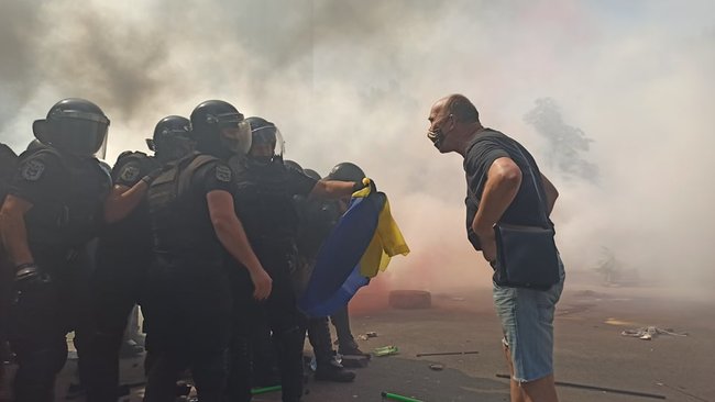 Столкновения митингующих с правоохранителями на акции Остановим капитуляцию под Офисом Президента 11