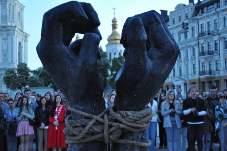 У Києві відкрили інсталяцію-символ стійкості та віри українських військовополонених із Азовсталі 29