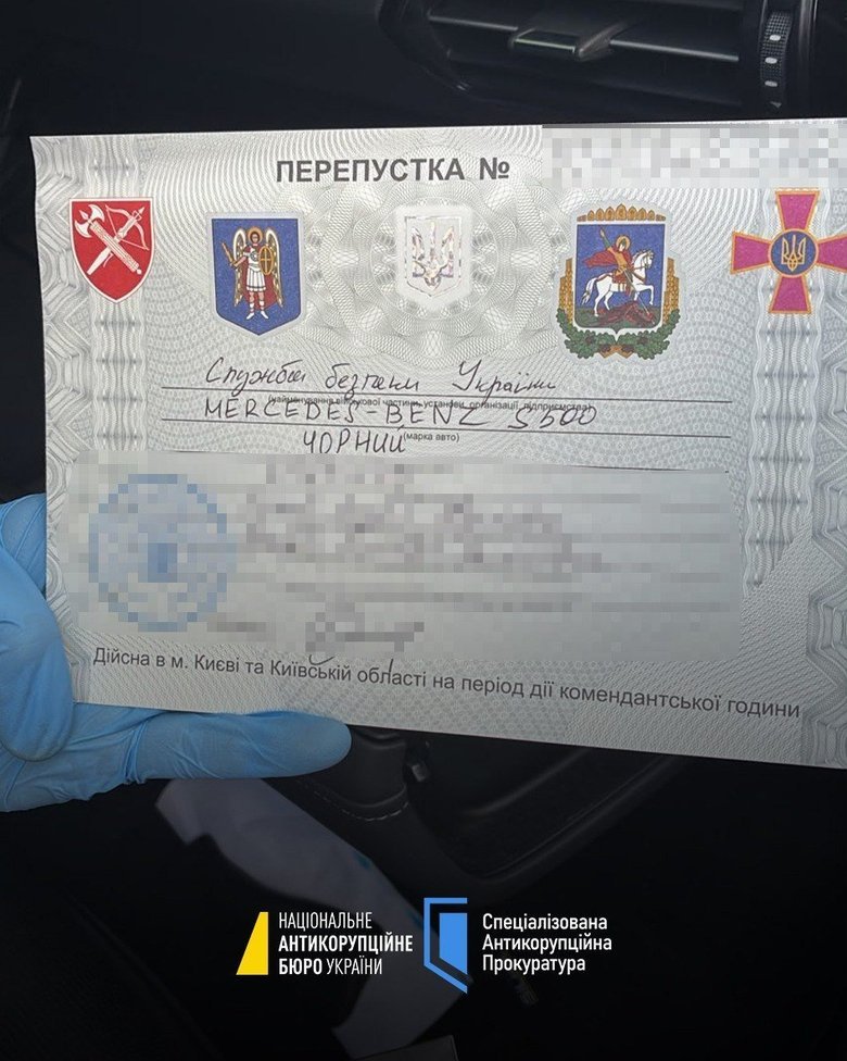 Чоловік вимагав мільйон доларів: у НАБУ розповіли подробиці