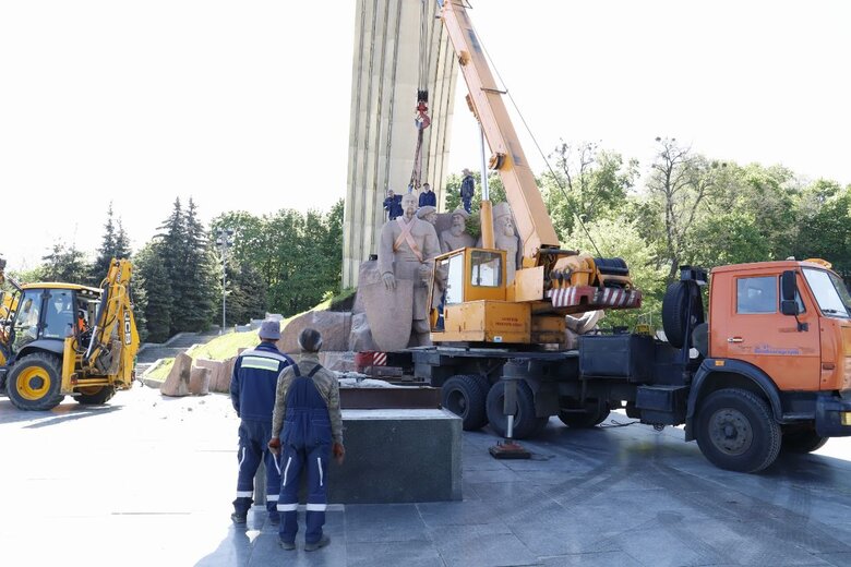 Демонтаж композиції на честь Переяславської ради у Києві