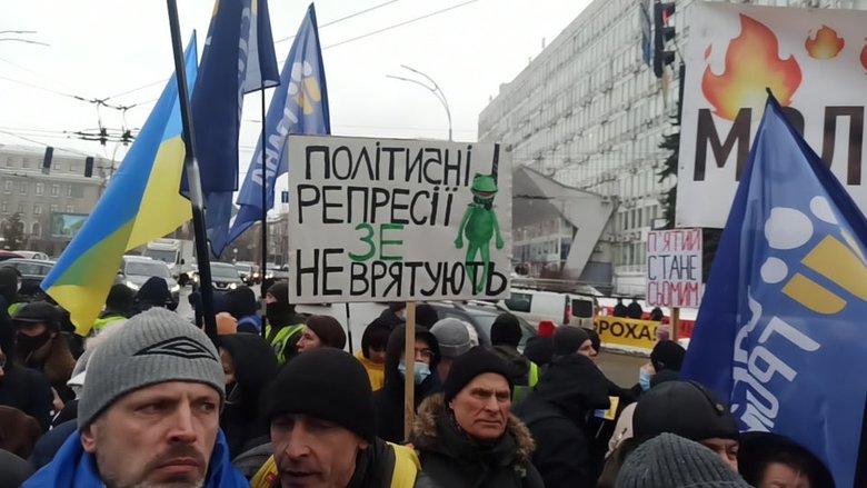 Беги, Вова, беги: Под судом, рассматривающим апелляции относительно меры пресечения для Порошенко, собрались митингующие 37