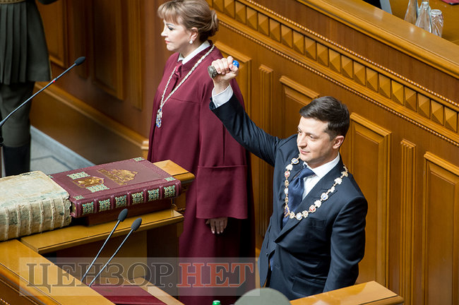 Зеленский с булавой, отвернувшийся Порошенко, Савченко в медалях, смеющиеся Луценко и Грицак, - инаугурация шестого Президента Украины Зеленского 32