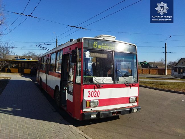Військовослужбовець побив жінку-водія тролейбуса в Миколаєві за здачу помятими купюрами 01