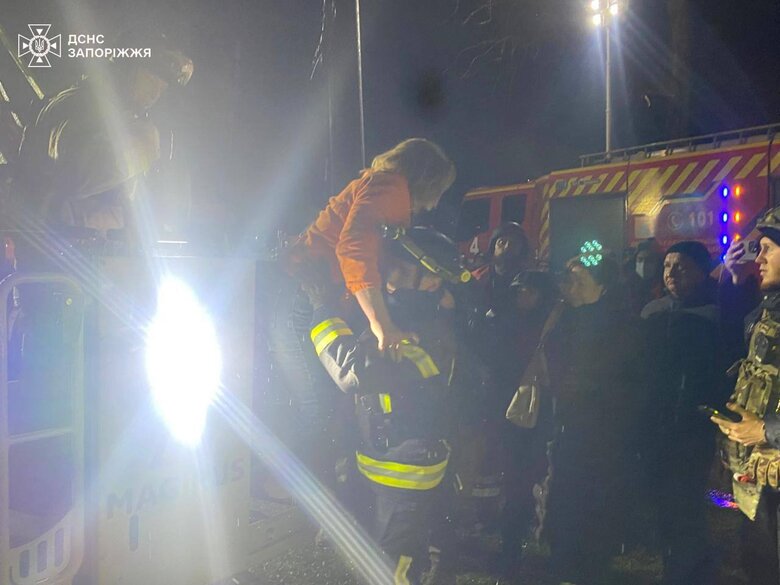 Вдалось врятувати двох жінок з-під завалів у Запоріжжі