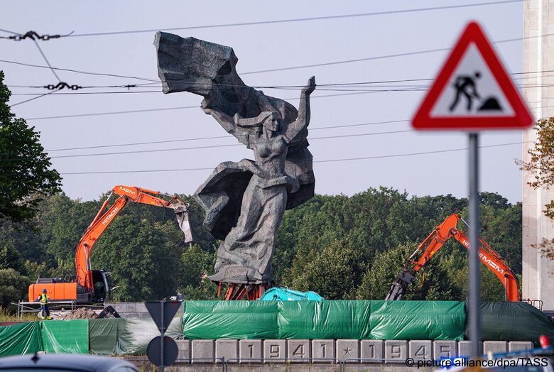 В Риге демонтировали памятник советским воинам-освободителям 01