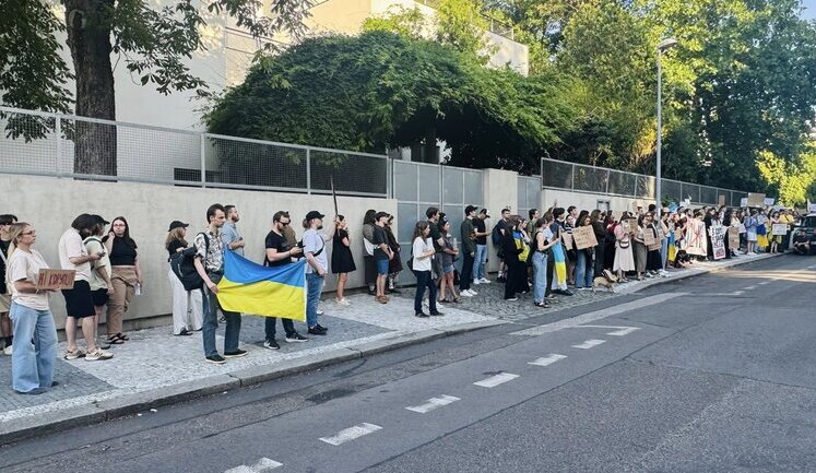 Близько 200 людей прийшли під посольство України в Празі на акцію проти ліквідації незалежності НАБУ і САП. ФОТОрепортаж