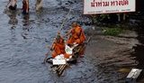 В Таиланде нашли способ от наводнения: взорвать основные дороги. ФОТОрепортаж