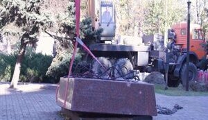 Россияне демонтировали памятник жертвам Голодомора в оккупированном Мариуполе. ВИДЕО