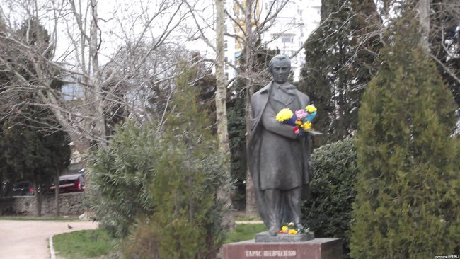 Жителі окупованих Ялти, Керчі та Севастополя поклали квіти до памятників Шевченку 01