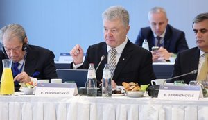 Порошенко встретился с лидерами ЕС перед заседанием Евросовета: РФ - первопричина нестабильности в мире