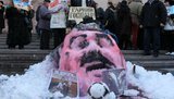 Перед входом в КГГА из снега вылепили и спалили изображение Попова. ФОТО + ВИДЕО