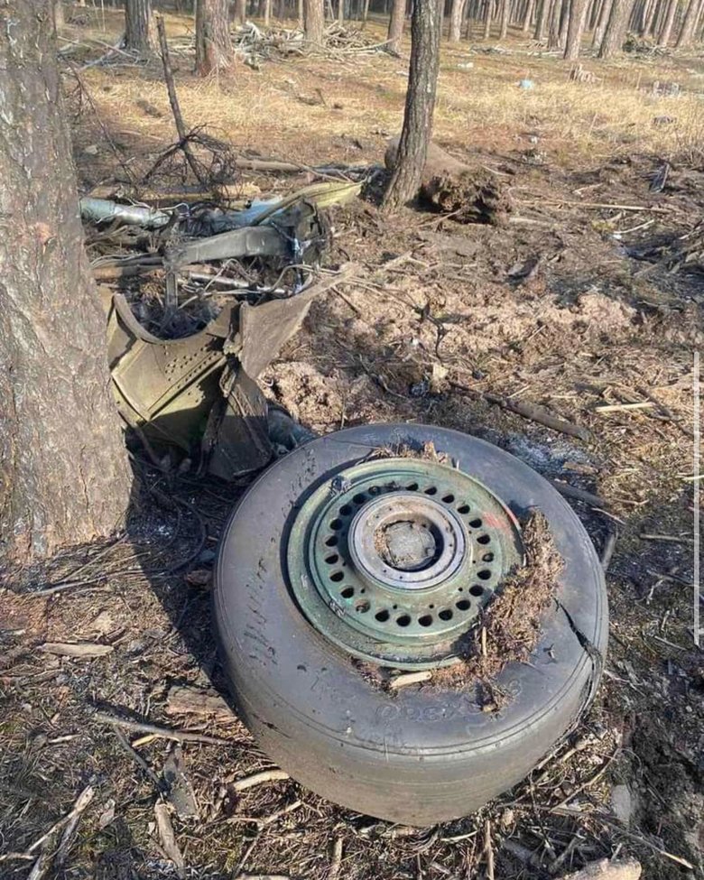 Пілот ЗСУ Матуляк зміг відвести падаючий літак від населеного пункту, чим врятував життя сотень людей на Київщині 04