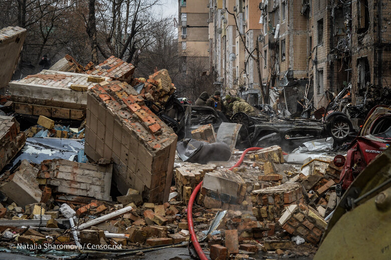 В Соломенском районе Киева ликвидируют последствия ракетного удара РФ 15