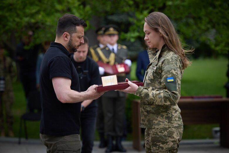 Зеленський передав нагороди близьким загиблих Героїв України