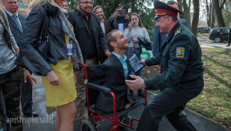 Без рук и без ног, но с жаждой жизни: легендарный Ник Вуйчич встретился с бойцами АТО в киевском госпитале. ФОТОрепортаж+ВИДЕО