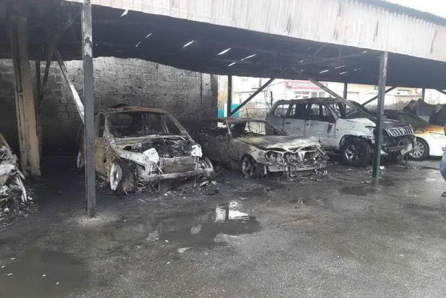 Шість автомобілів згоріли на автостоянці в Харкові 01