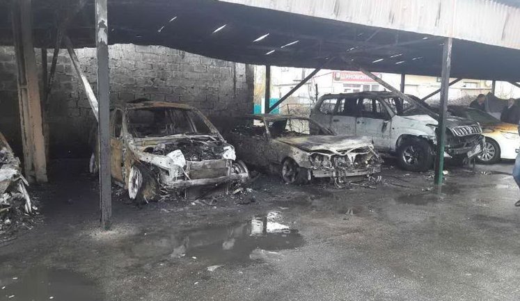 Шесть автомобилей сгорели на автостоянке в Харькове. ФОТО