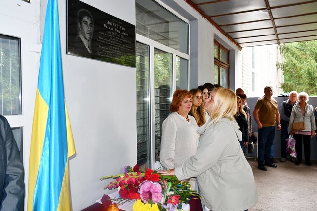 Меморіальну дошку загиблому під час виходу з Іловайська воїну 93-ї ОМБр Василю Логвиненку відкрили в Нікополі 08