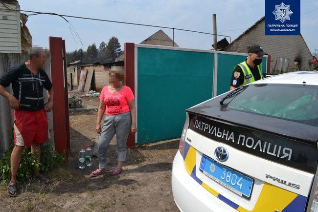 Патрульні і рятувальники доставляють воду і продукти постраждалим від пожежі на Луганщині 04