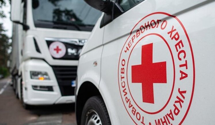 У Херсоні внаслідок російського обстрілу пошкоджено офіс та автомобілі Червоного Хреста. ФОТОрепортаж