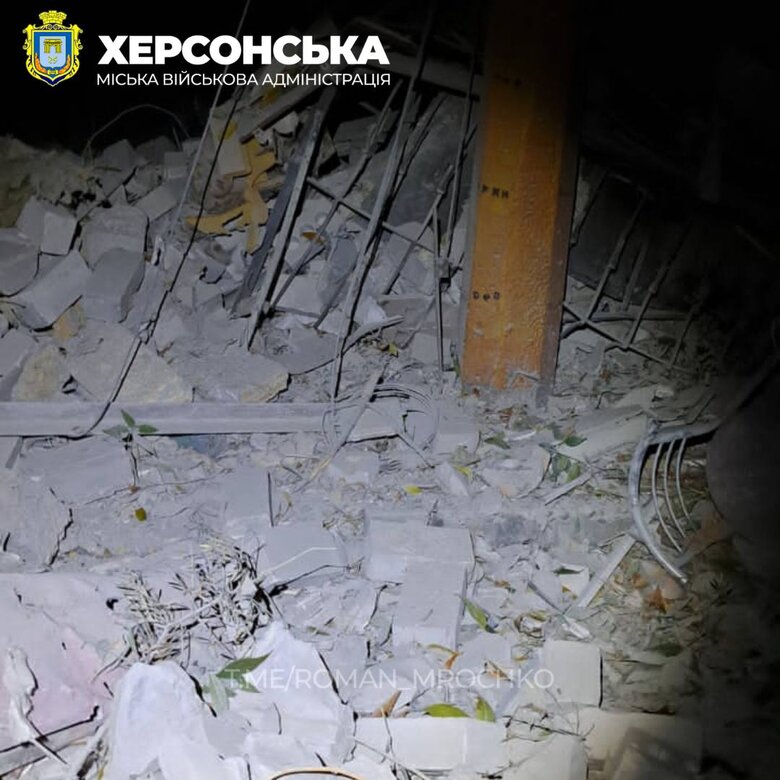 В результате обстрела россиянами Херсона 7 человек получили ранения, повреждено более 10 домов 03