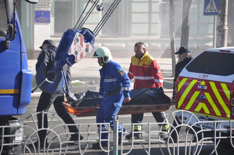 At site of kamikaze drone attack in Kyiv, rubble is being cleared 43