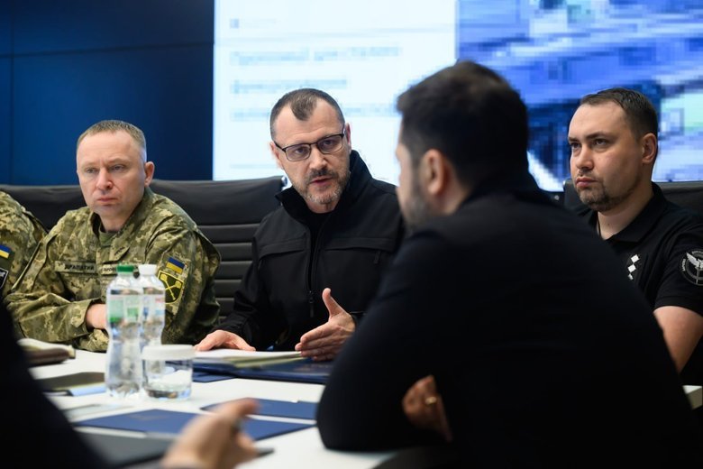 Зеленський зібрав Ставку: обговорювали захист залізниці, АЗС та логістики