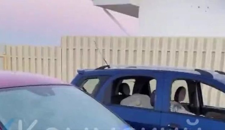 Российская мобильная группа ПВО обстреляла частный жилой дом и два автомобиля возле оккупированной Евпатории. ВИДЕО