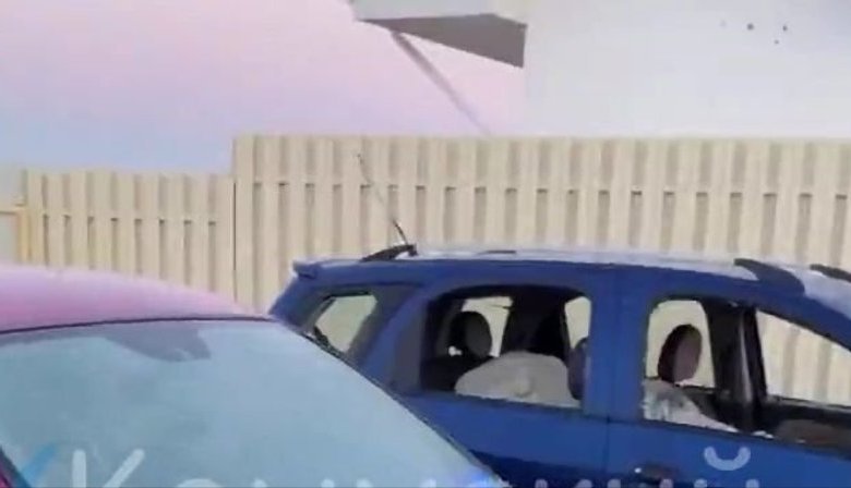 Российская мобильная группа ПВО обстреляла частный жилой дом и два автомобиля возле оккупированной Евпатории. ВИДЕО