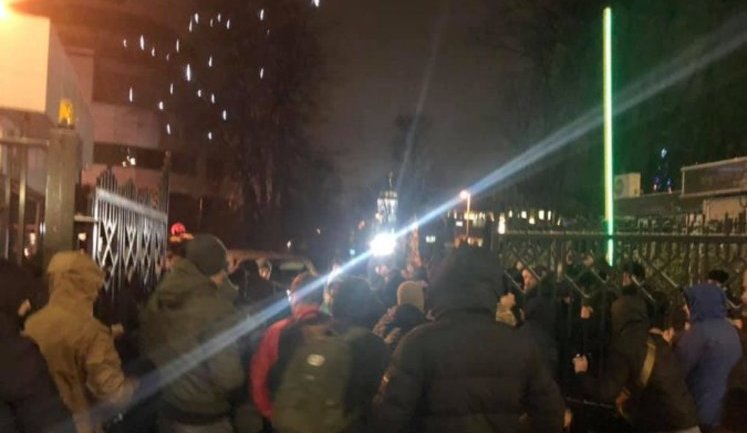 "Гордитесь, бл#дь, собой? П#дорасы!": Под апелляционным судом произошла драка. ВИДЕО