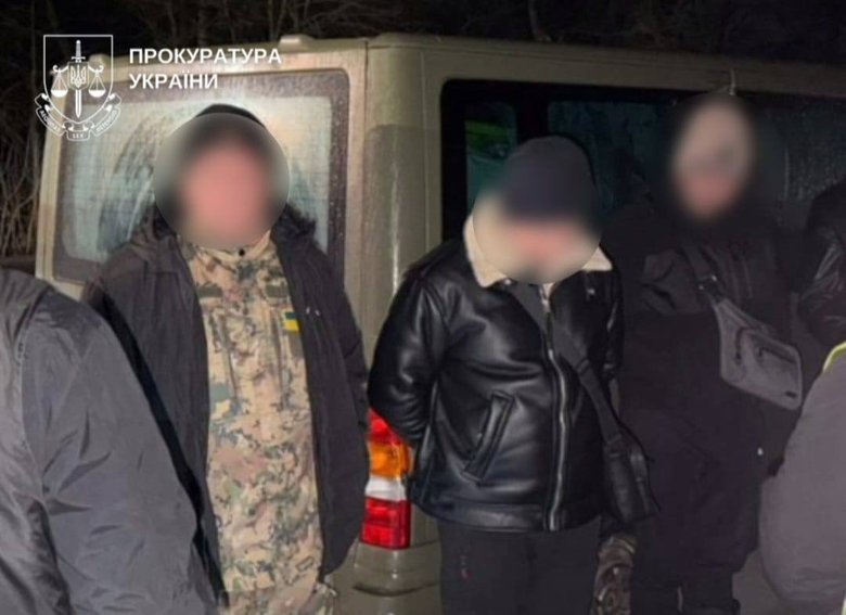 Перевозили серед маскувальних сіток: викрито канал втечі чоловіків до Румунії