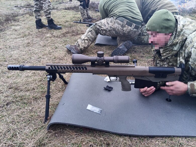 Командир прикордонної застави вогневої підтримки Андрій Соломонюк: Почав по танку з автомата стріляти, щоб перемкнути увагу на себе і дати хлопцям час вийти з будівлі. Дивлюсь – башточка повертається, далі нічого не пам’ятаю 02