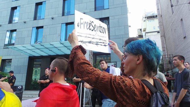 Участники акции Free Sentsov пикетировали посольства Франции и Германии с требованием к Меркель и Макрону лично подключиться к освобождению украинца 13
