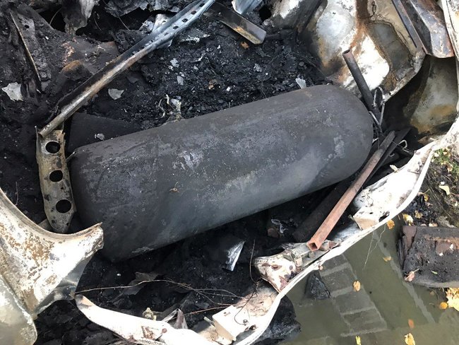 В центре Бердянска взорвался автомобиль: взрывной волной выбило стекла в домах 04