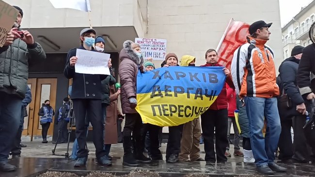 Кінець епохи бідності - початок епохи злиднів: мітингувальники протестують під ОП проти підвищення тарифів, планують відвезти Зеленському платіжки 07