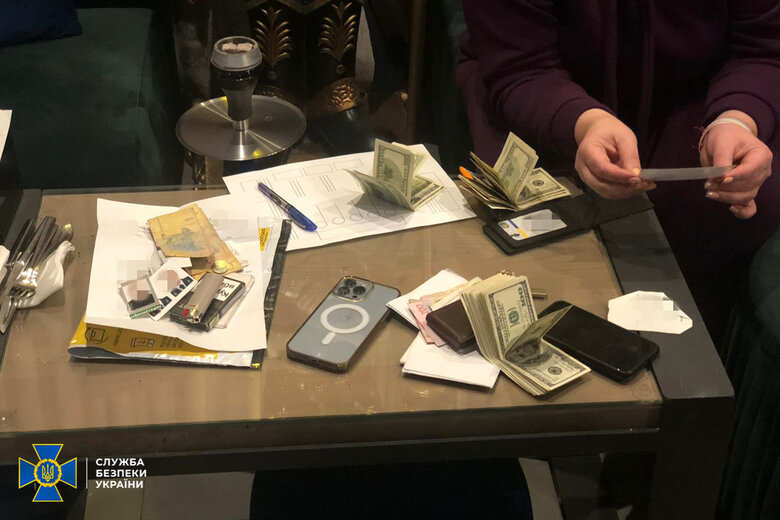 Детектив БЕБ кришував нелегальний продаж електронних сигарет на Закарпатті, – СБУ 02