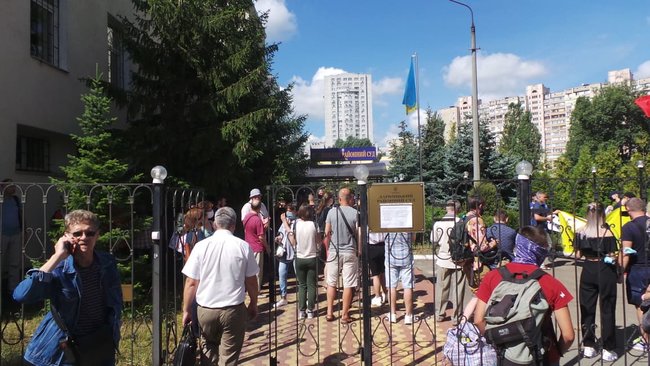 Суд продолжил рассмотрение иска Медведчука о запрете продажи книги о Стусе: под зданием суда проходит акция протеста 08