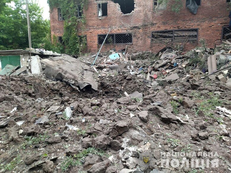 За сутки на Донетчине были разрушены дома, горели поля с пшеницей. В Бахмуте рашисты попали в спорткомплекс и стадион, - Нацполиция 03