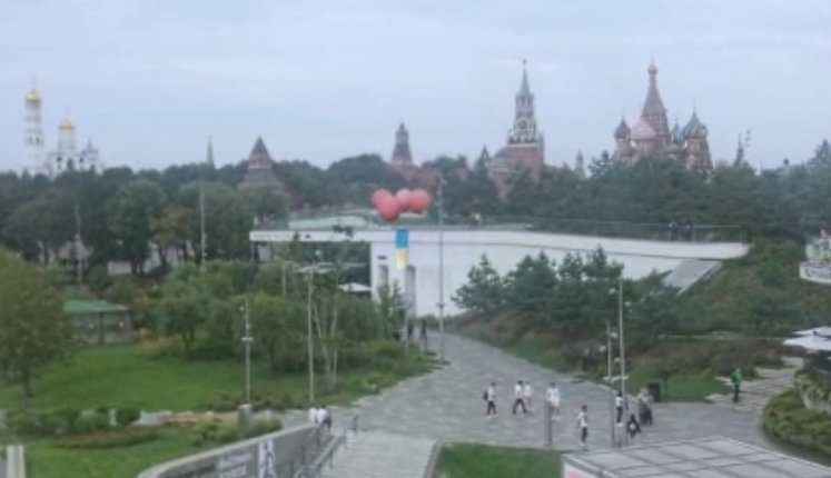 Прапор України запустили в небо біля Кремля. ВIДЕО