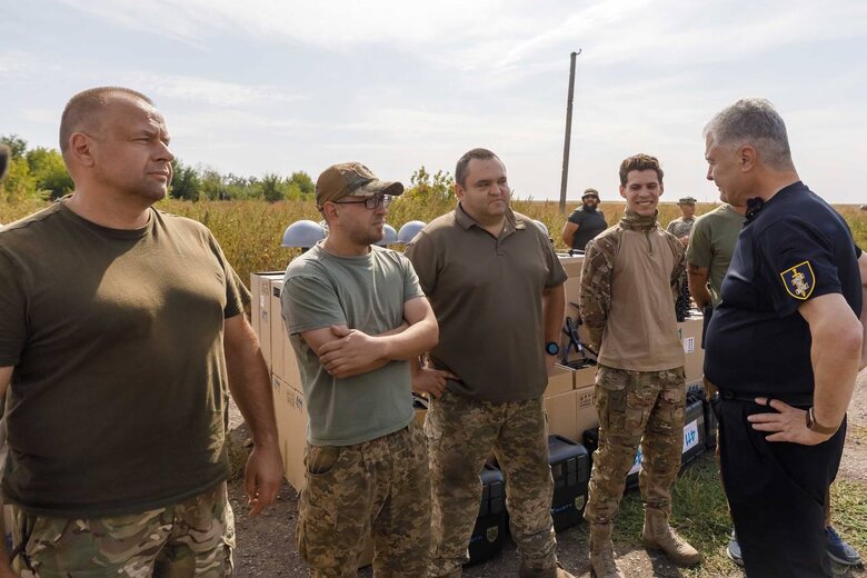 Порошенко передав захисникам на Покровському напрямку FPV-дрони, РЕБ та авто