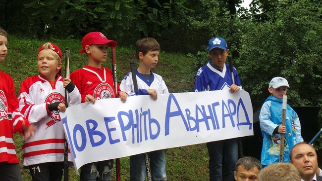 Поверніть дітям Києва хокей! - під Кабміном триває мітинг із вимогою виділити кошти на реконструкцію льодової арени Авангард у столиці 06 Поверніть дітям Києва хокей! - під Кабміном триває мітинг із вимогою виділити кошти на реконструкцію льодової арени Авангард у столиці 06
