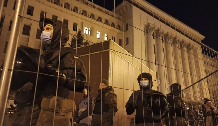 Зеленський запобіг держперевороту, - ОП