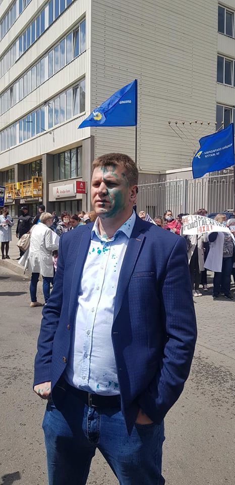 Соратника Медведчука Лесика облили зеленкою в Харкові 01