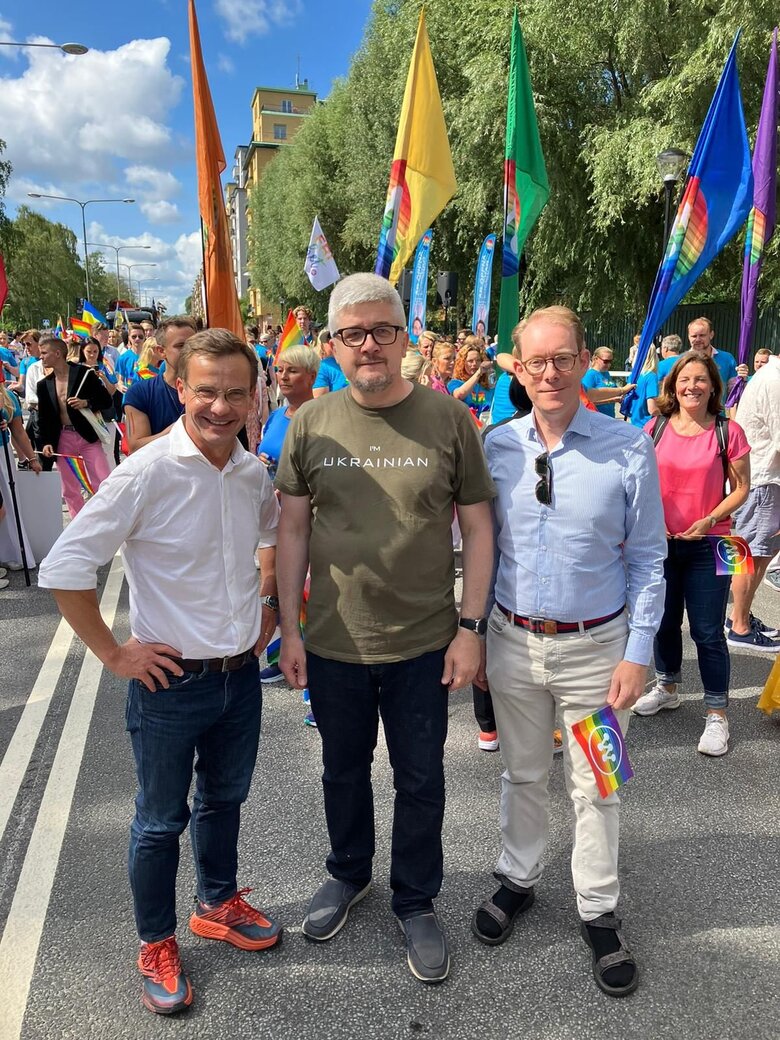 Посол України у Швеції Плахотнюк відвідав прайд у Стокгольмі 01