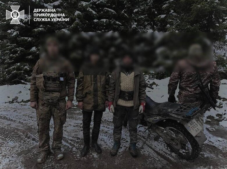 Пограничники задержали 8 мужчин, пытавшихся пересечь границу на Закарпатье 01