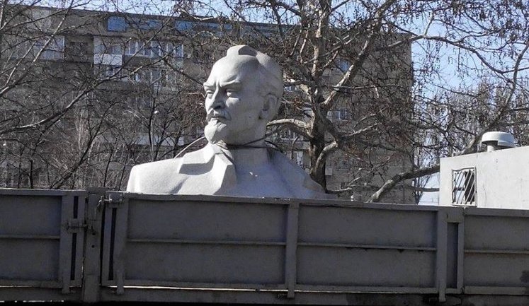 В Запорожье демонтируют 40-тонного Дзержинского. ФОТОрепортаж