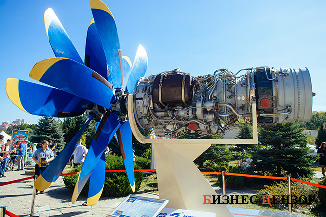 Авиадвигатели, беспилотники, боевые машины и трехтонный спиннер. Фоторепортаж с крупнейшего технического фестиваля 03
