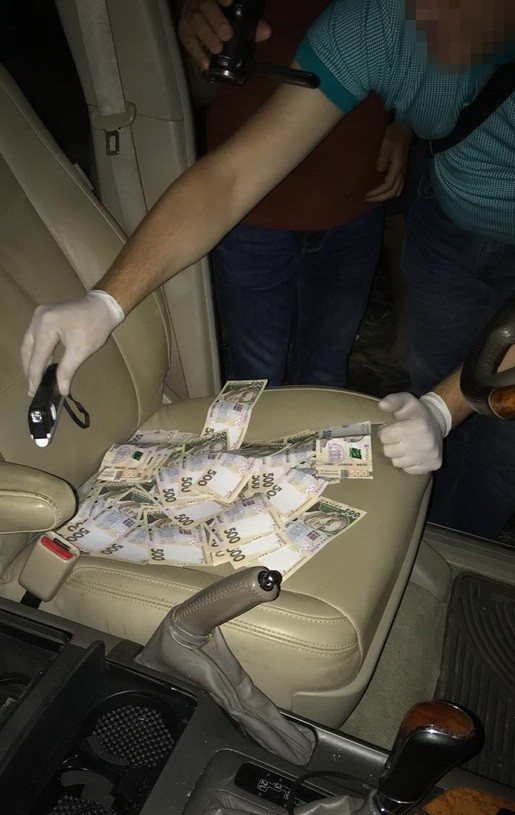 Співробітник Нацполіції в Дніпрі вимагав хабар 100 тисяч грн, - СБУ 01