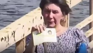 Махала дрону паспортом на Антоновском мосту: Силы обороны эвакуировали женщину из оккупированных Олешек на Херсонщине. ВИДЕО